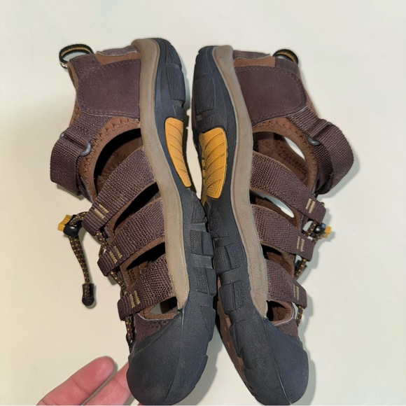 Big Kids Keen Newport H2 Brown Outdoor Sandals - Picture 3 of 8
